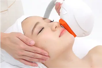 フェイシャルエステを受ける女性